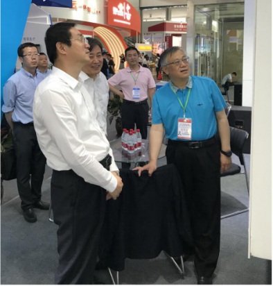 省委常委、西寧市委書記王曉蒞臨第十九屆青洽會青海物產(chǎn)展位參觀
